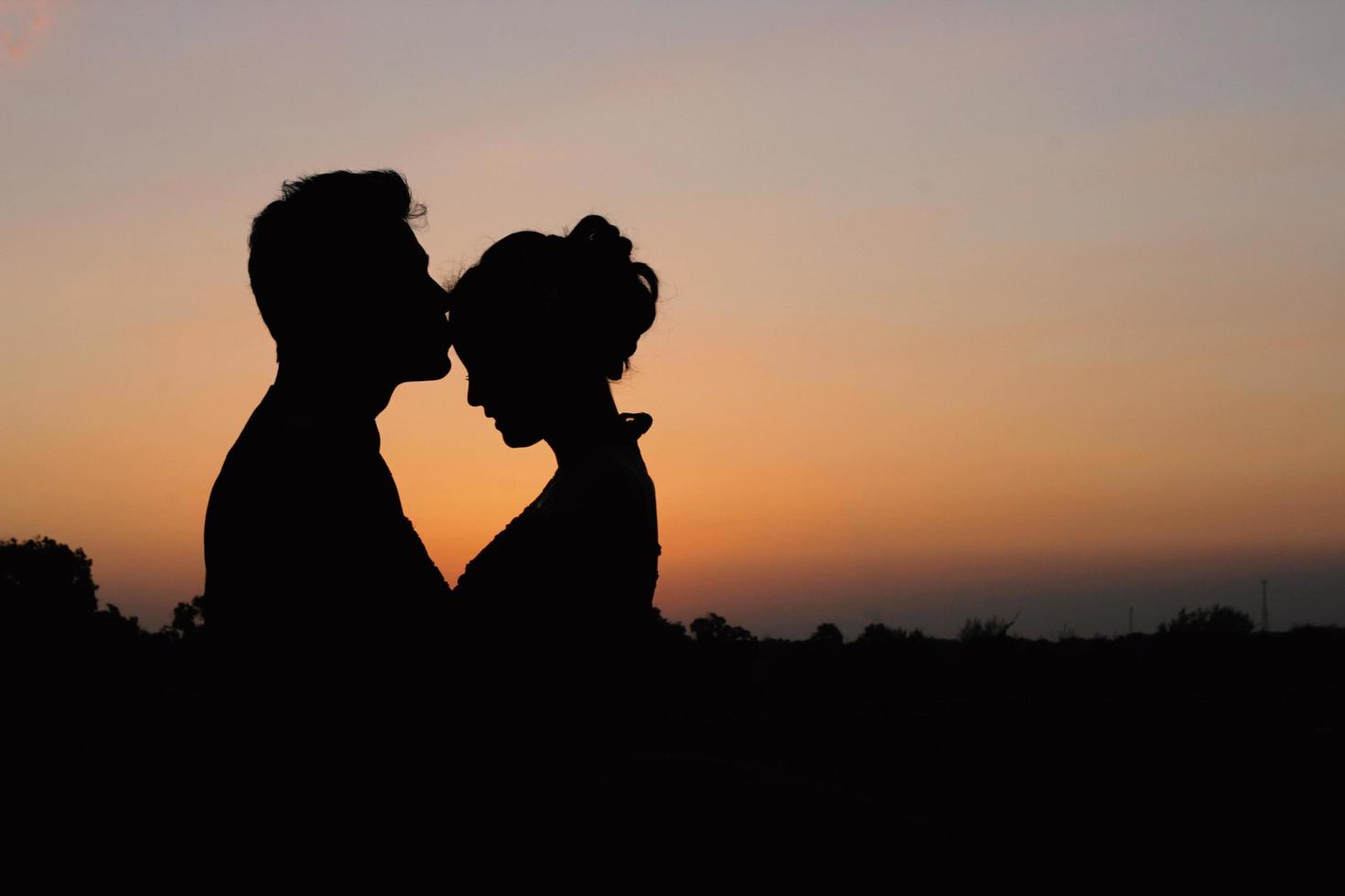 Casal ao pôr do sol